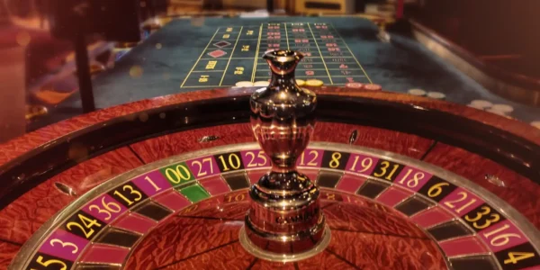 the Fisher Roulette Strategy: image of a roulette wheel and table
